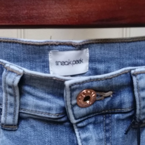 Woman's distressed jeans - Picture 3 of 4